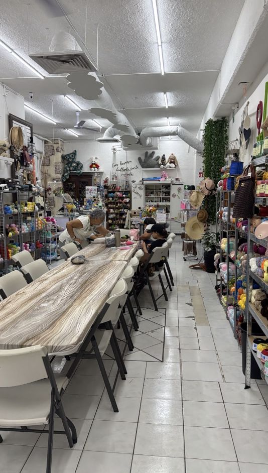 Taller de tejido y manualidades en Cancún con alumnas trabajando